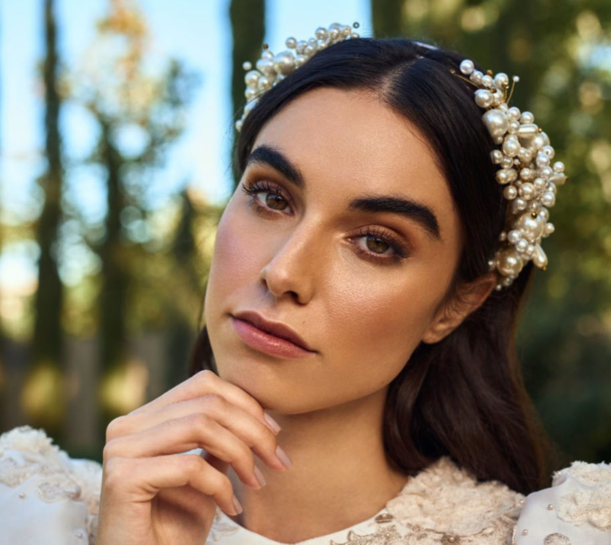 Down Style With Elaborate Pearl Headband Down Style With Elaborate Pearl Headband — Pearl Headband Hairstyles 2027