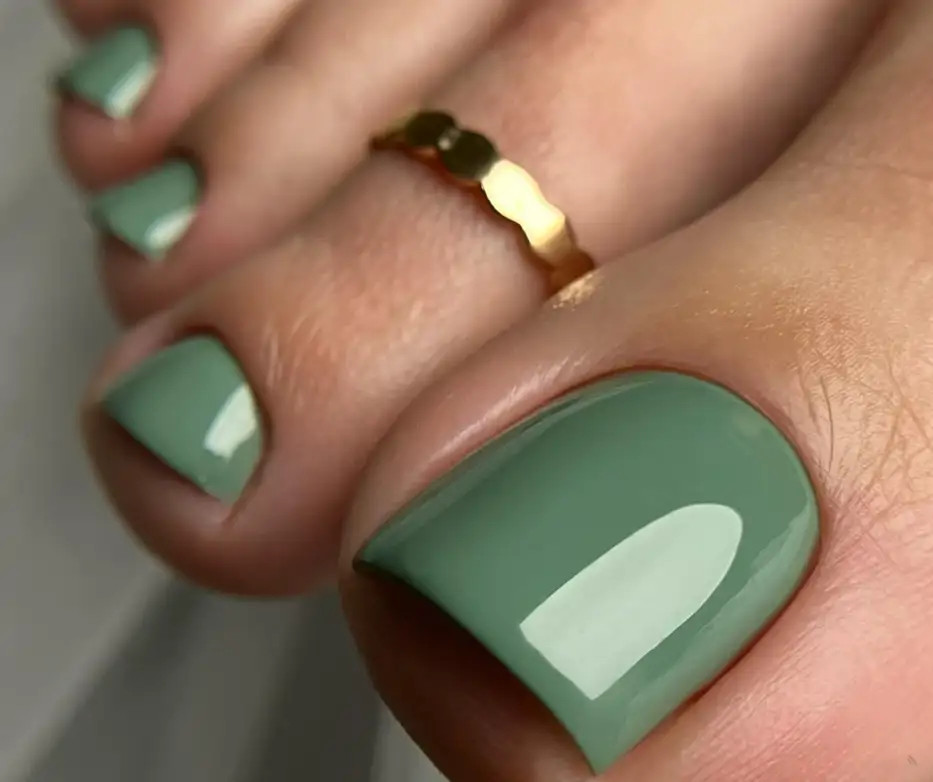 Muted Sage Green with Gold Ring Toes Muted Sage Green with Gold Ring Toes — Toe Nails 2027