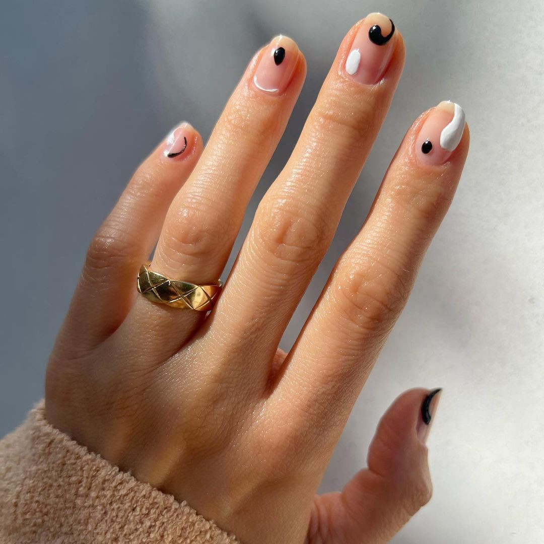 Short Natural Black and White Organic Shapes Short Natural Black and White Organic Shapes — Abstract Nails 2027