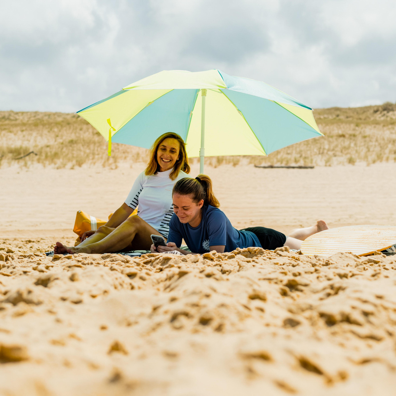Casual White T-Shirt and Navy Tee for a Relaxed Beach Day Casual White T-Shirt and Navy Tee for a Relaxed Beach Day — Family Photo Outfits Beach 2027