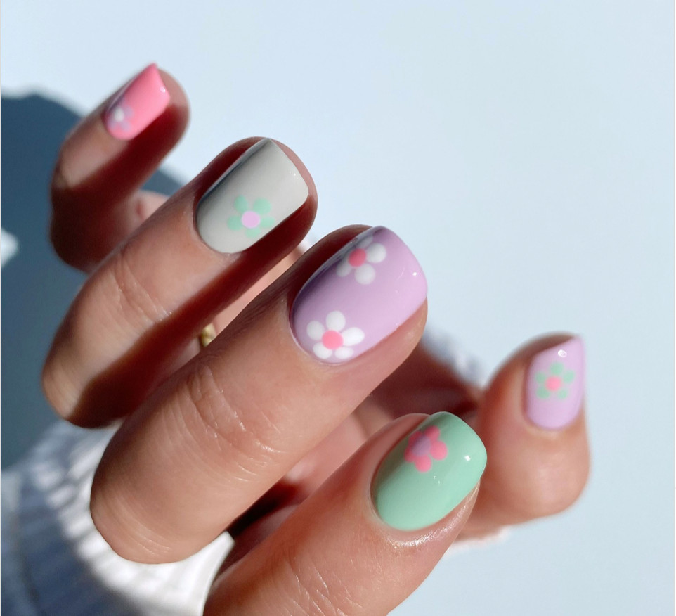 White Flower Motifs On Accent Nails Visual Idea White Flower Motifs On Accent Nails Visual Idea — Pastel Nails 2027 for Pale Skin