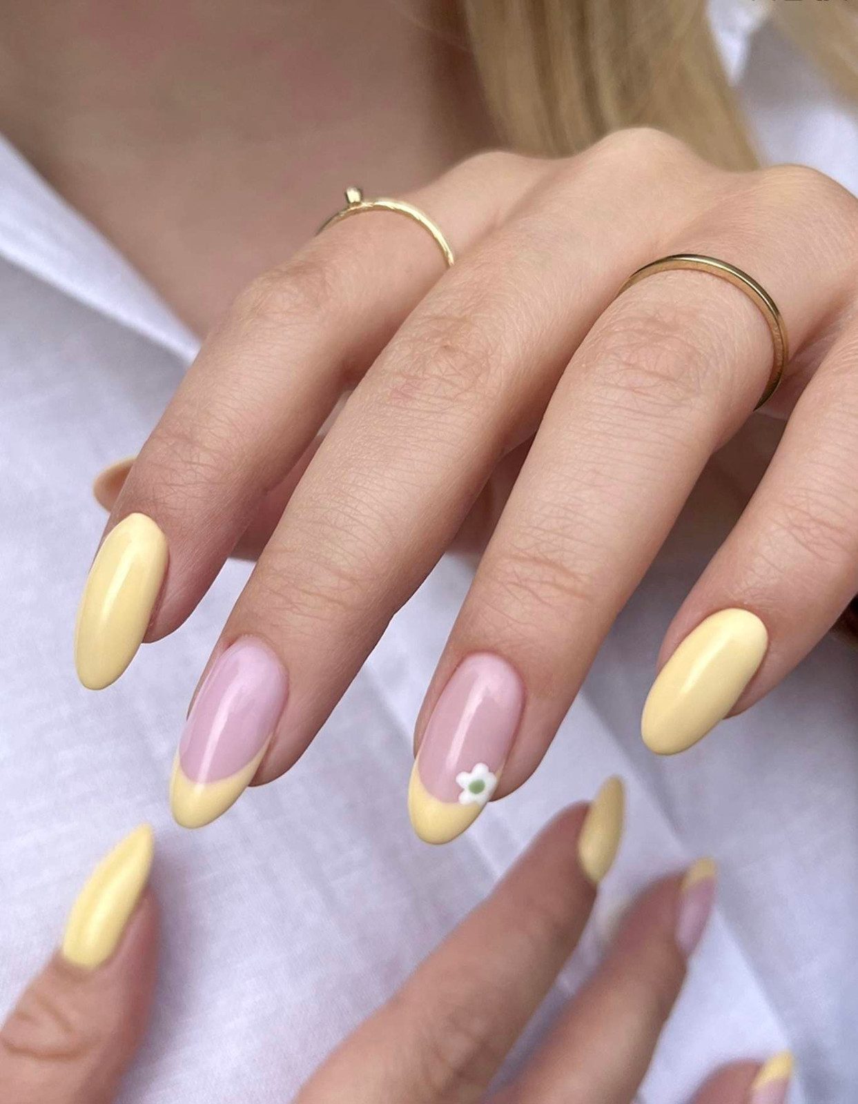 Small White Flower On Accent Nail Visual Idea Small White Flower On Accent Nail Visual Idea — Simple Summer Nails 2027