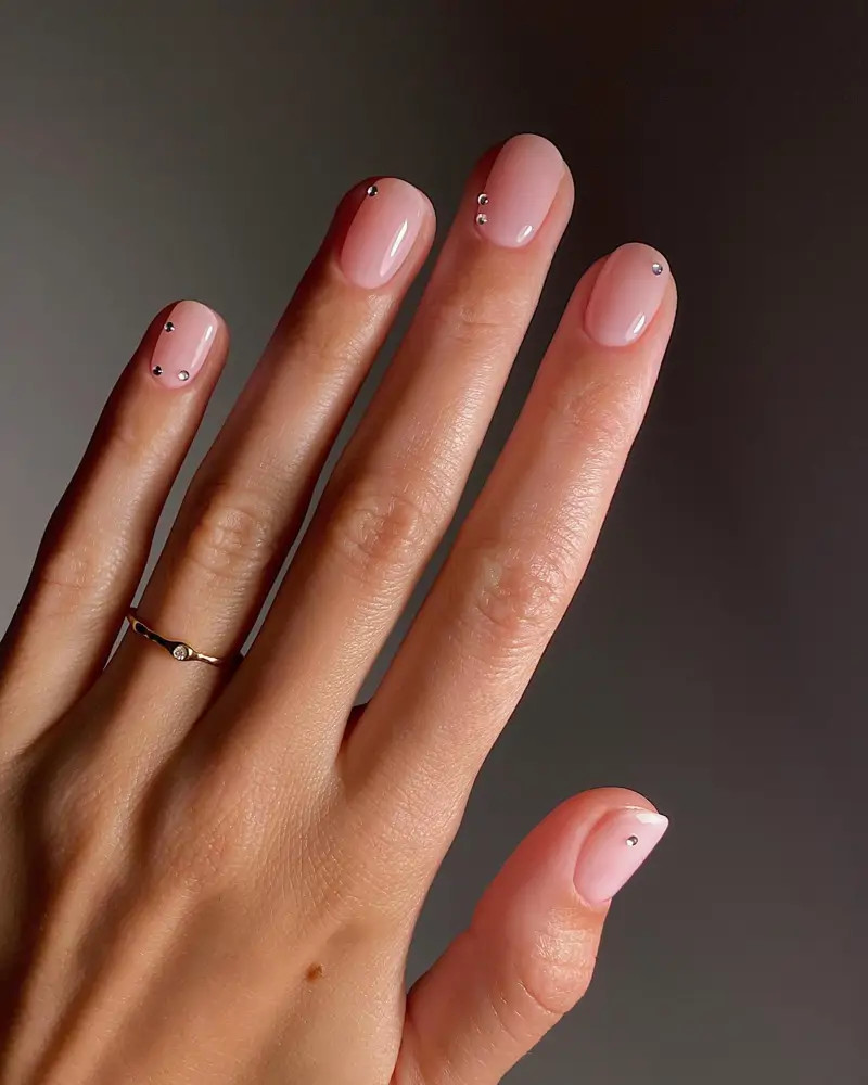 Minimalist Rhinestone Round Nails Minimalist Rhinestone Round Nails — Round Nails 2027