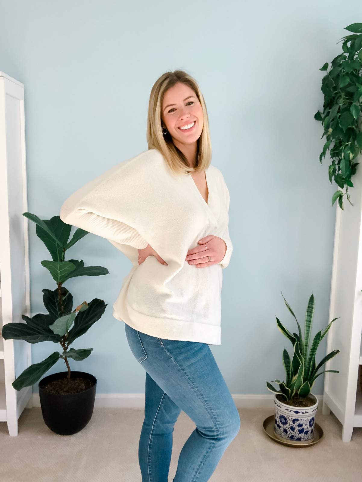 Casual Maternity Comfort: Oversized Sweater with Fitted Jeans Casual Maternity Comfort: Oversized Sweater with Fitted Jeans — Maternity Outfits 2027