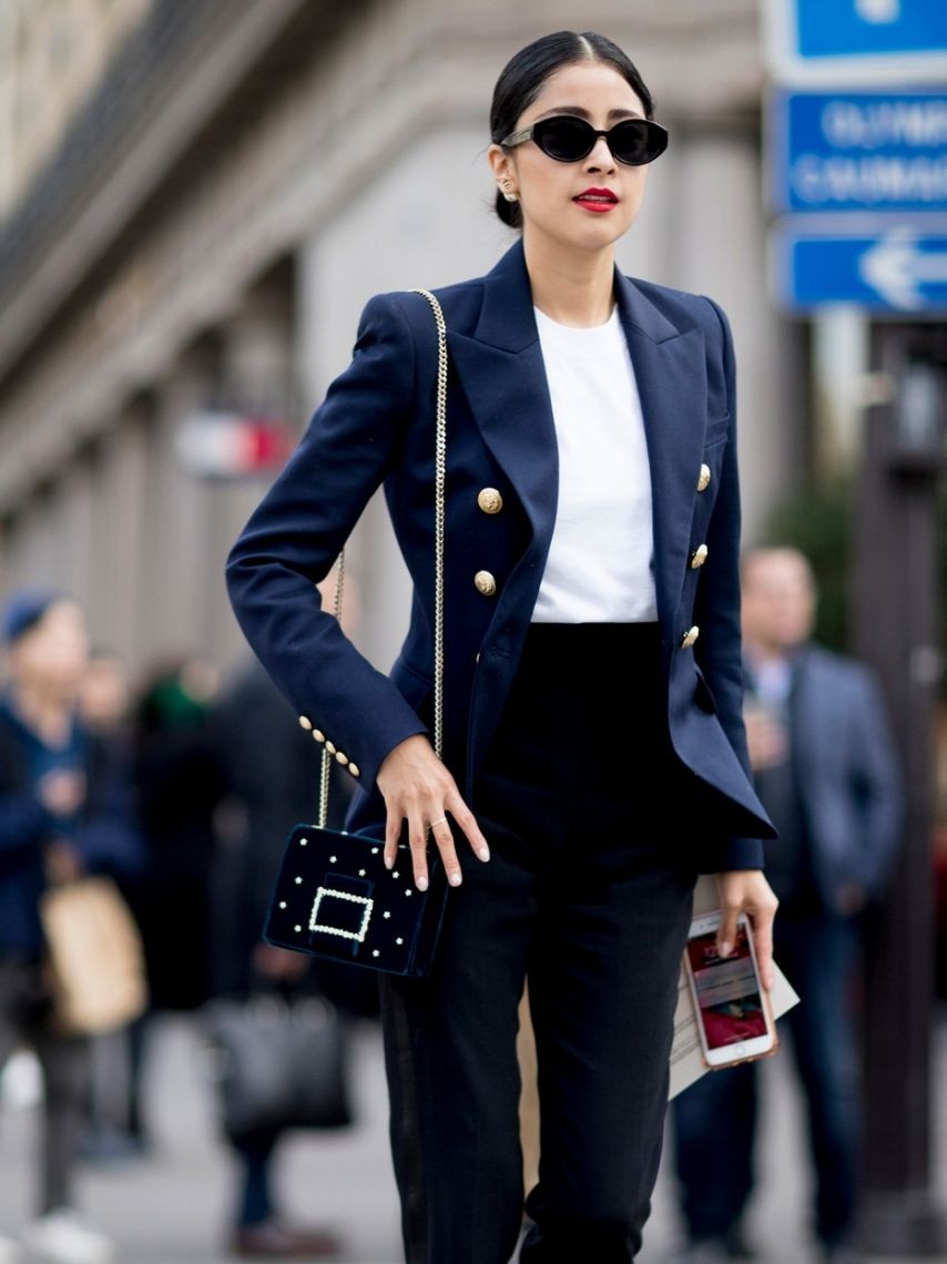 Business Casual Fitted Navy Blazer with White T-shirt and Black Trousers Business Casual Fitted Navy Blazer with White T-shirt and Black Trousers — Winter Navy Outfits 2027