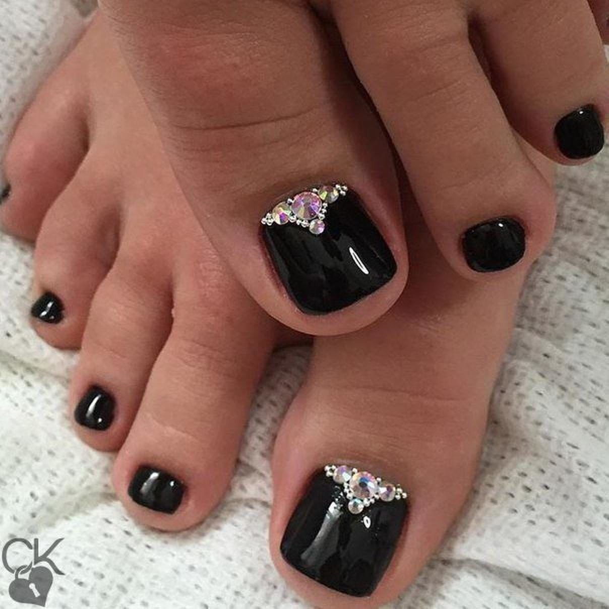 Rhinestones On Accent Nails Visual Idea Rhinestones On Accent Nails Visual Idea — Toe Nails 2027