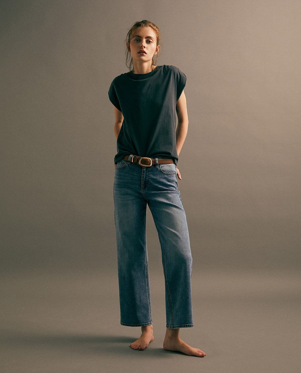 Blue Straight Leg Jeans with Grey T-Shirt and Brown Leather Belt Blue Straight Leg Jeans with Grey T-Shirt and Brown Leather Belt — Straight Leg Jeans 2027