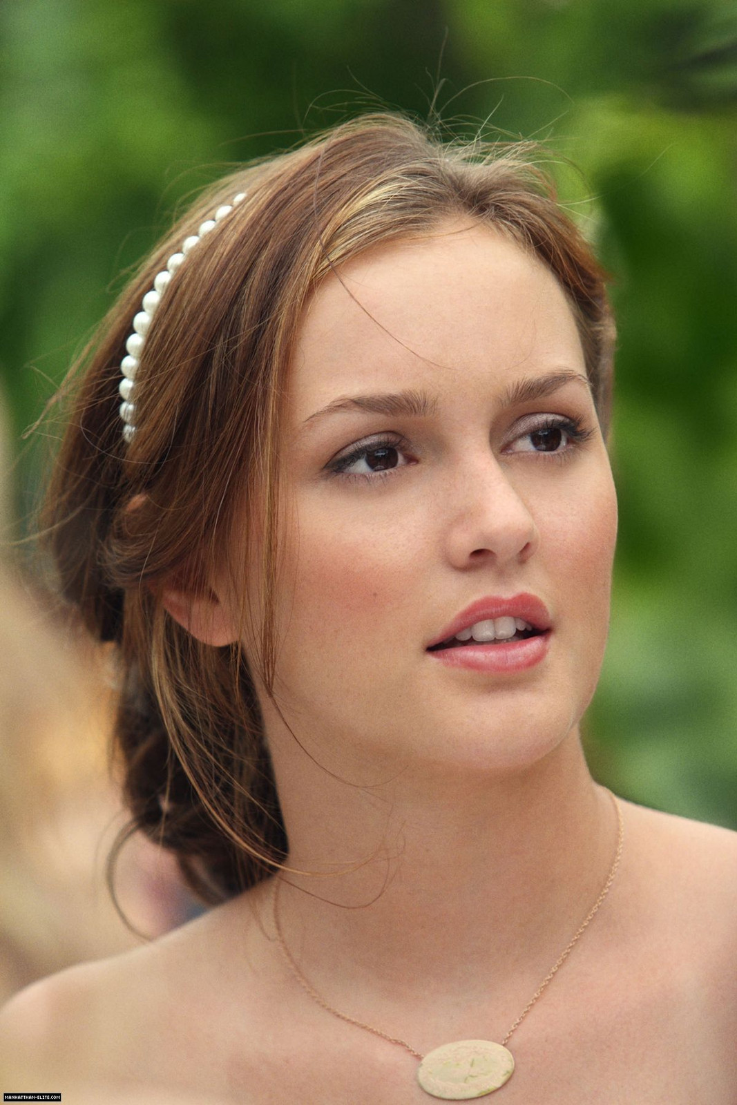 Low Ponytail With Pearl-Studded Headband Low Ponytail With Pearl-Studded Headband — Pearl Headband Hairstyles 2027