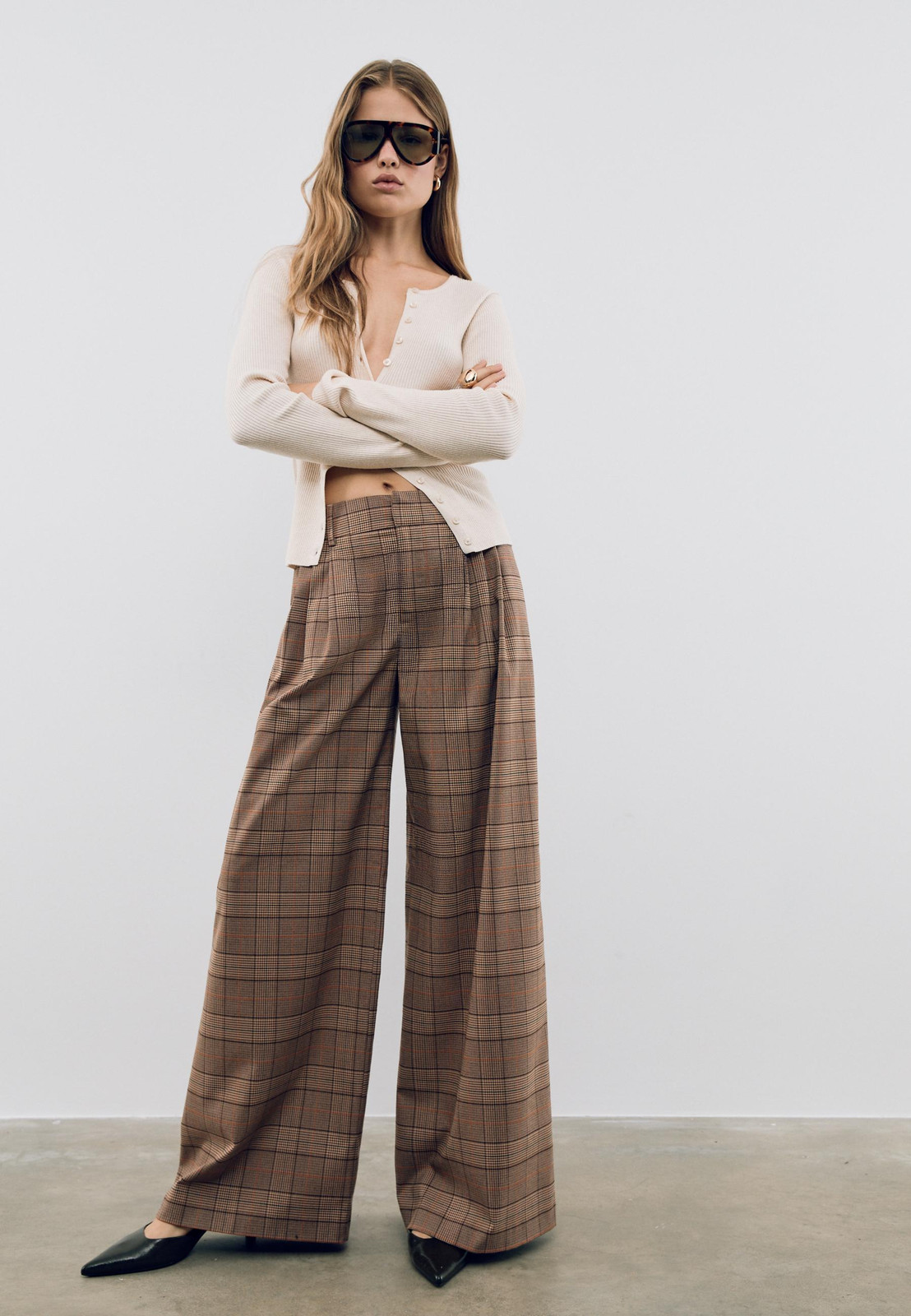 Casual Ribbed Cardigan with Plaid Wide-Leg Trousers and Heels Casual Ribbed Cardigan with Plaid Wide-Leg Trousers and Heels — Fall Capsule Wardrobe 2026