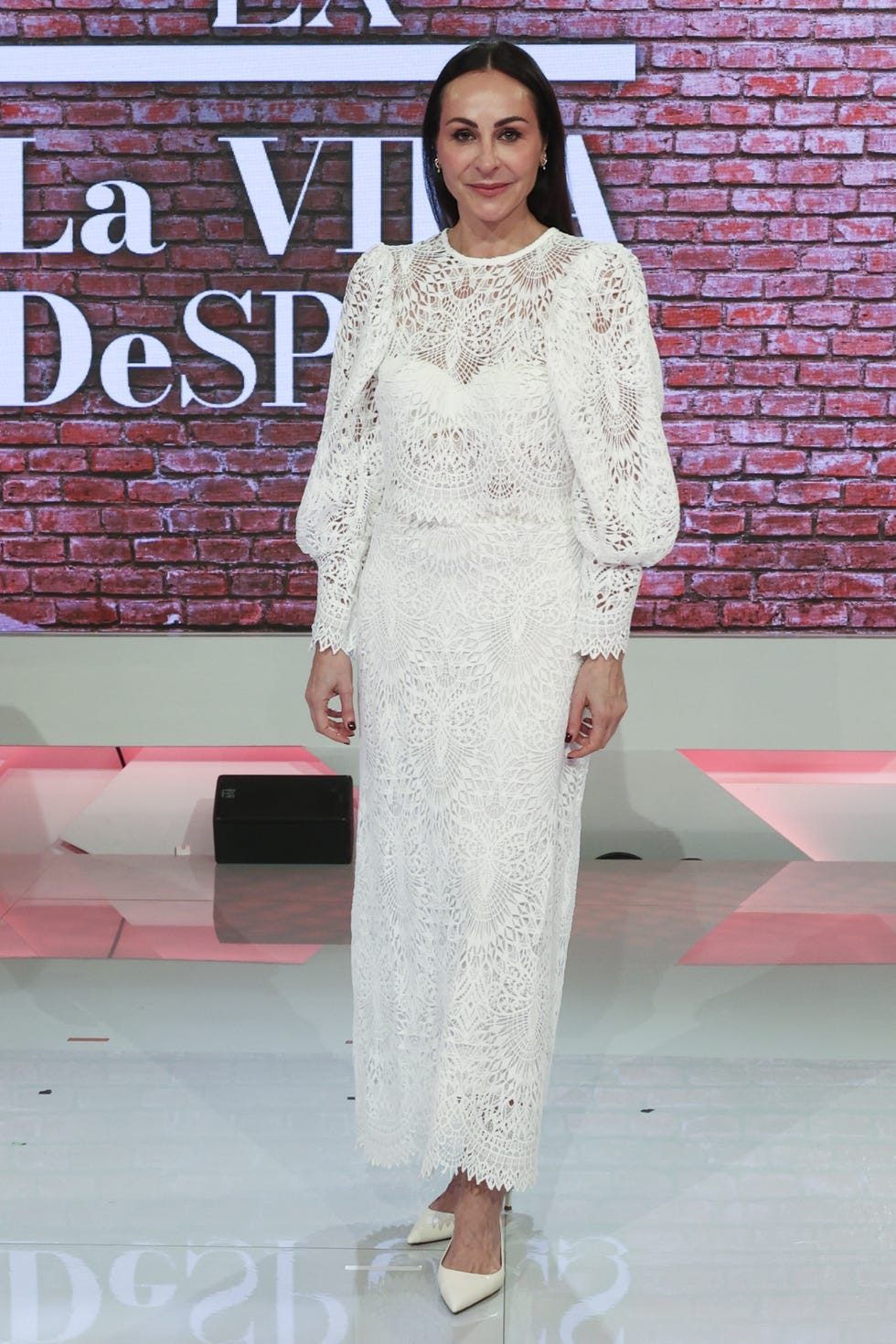 White Lace Dress With Puff Sleeves Outfit Idea White Lace Dress With Puff Sleeves Outfit Idea — Content Creator Outfits 2027
