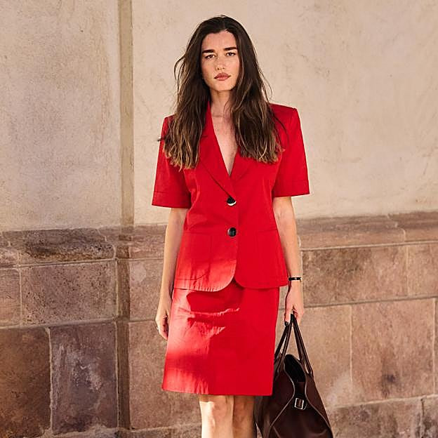 Bold Red Linen-Like Suit for Business Casual Bold Red Linen-Like Suit for Business Casual — Lisbon Outfits 2027