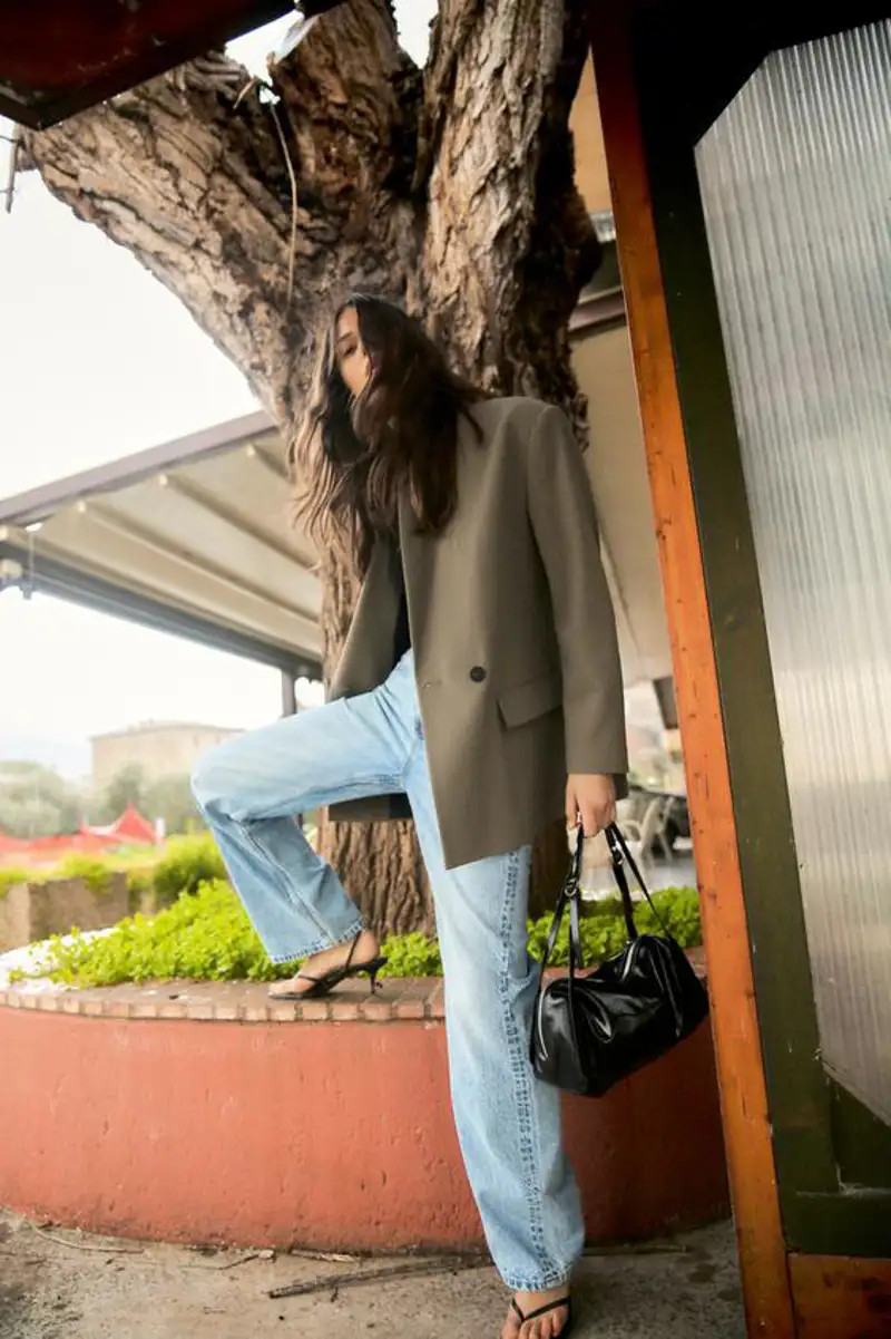 Relaxed Grey Blazer with Wide-Leg Jeans Relaxed Grey Blazer with Wide-Leg Jeans — Fall Capsule Wardrobe 2026