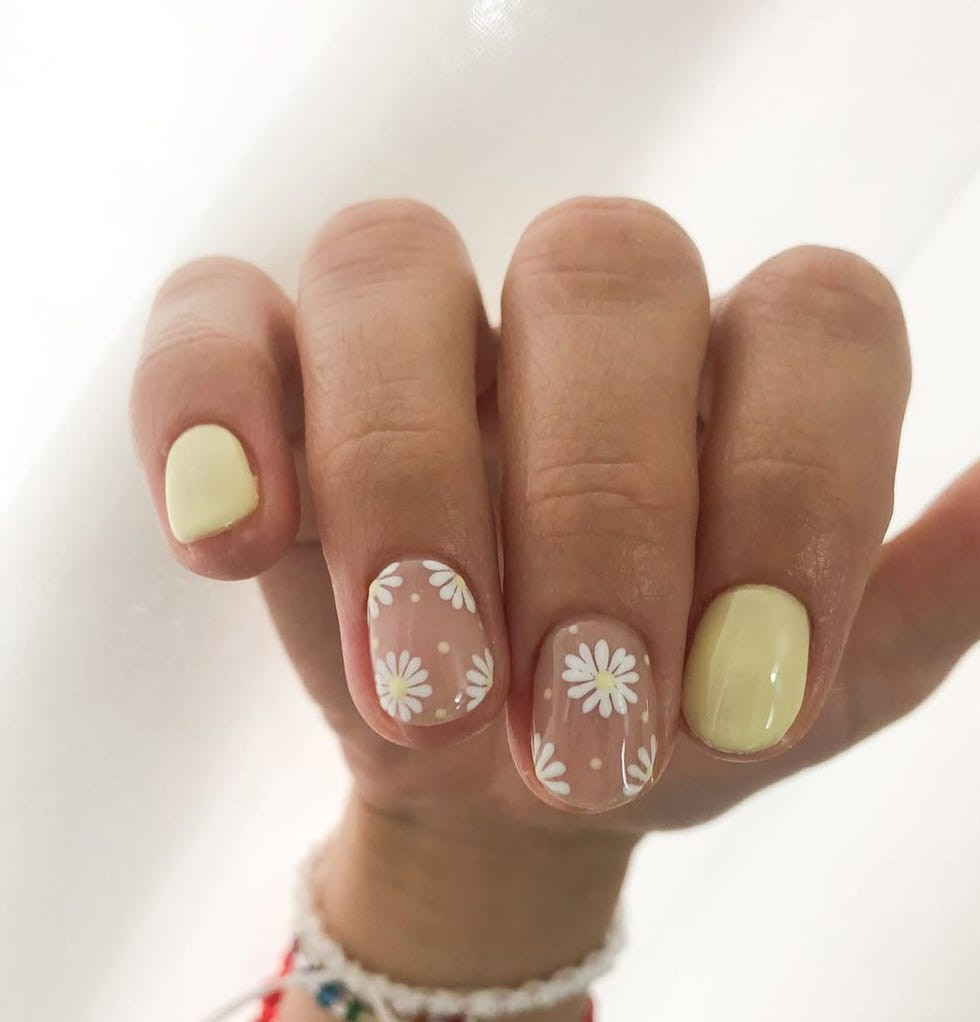 Daisy Floral Motif On Accent Nails Visual Idea Daisy Floral Motif On Accent Nails Visual Idea — Short Spring Nails 2027