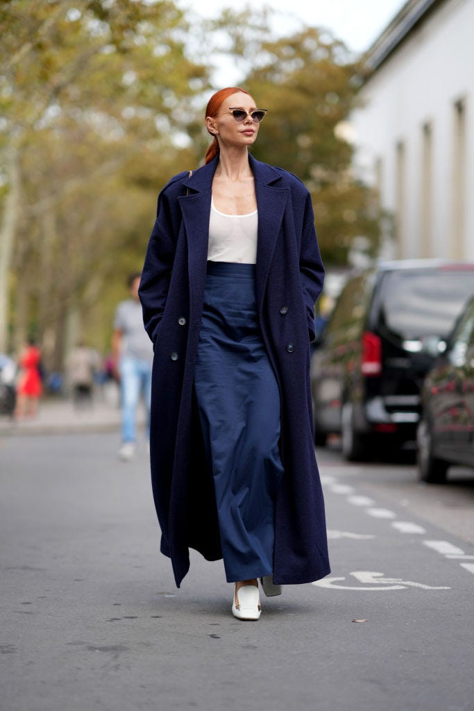 De lana y azul marino: el abrigo que aman las estilistas este invierno y tienes en Zara, Mango o Sfera