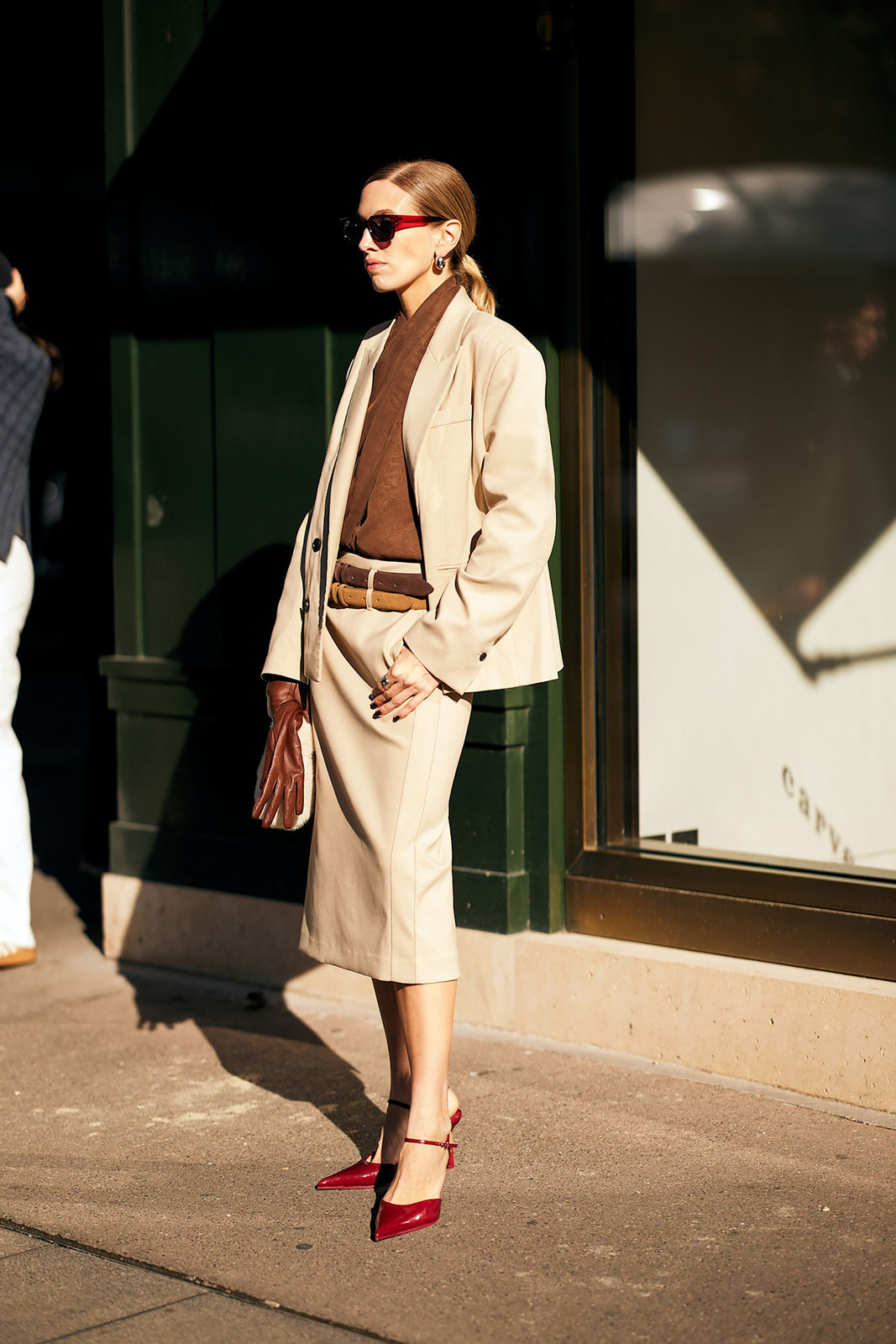 Las que más saben de moda están llevando faldas color beige en tendencia Otoño-Invierno 2024 | Vogue México