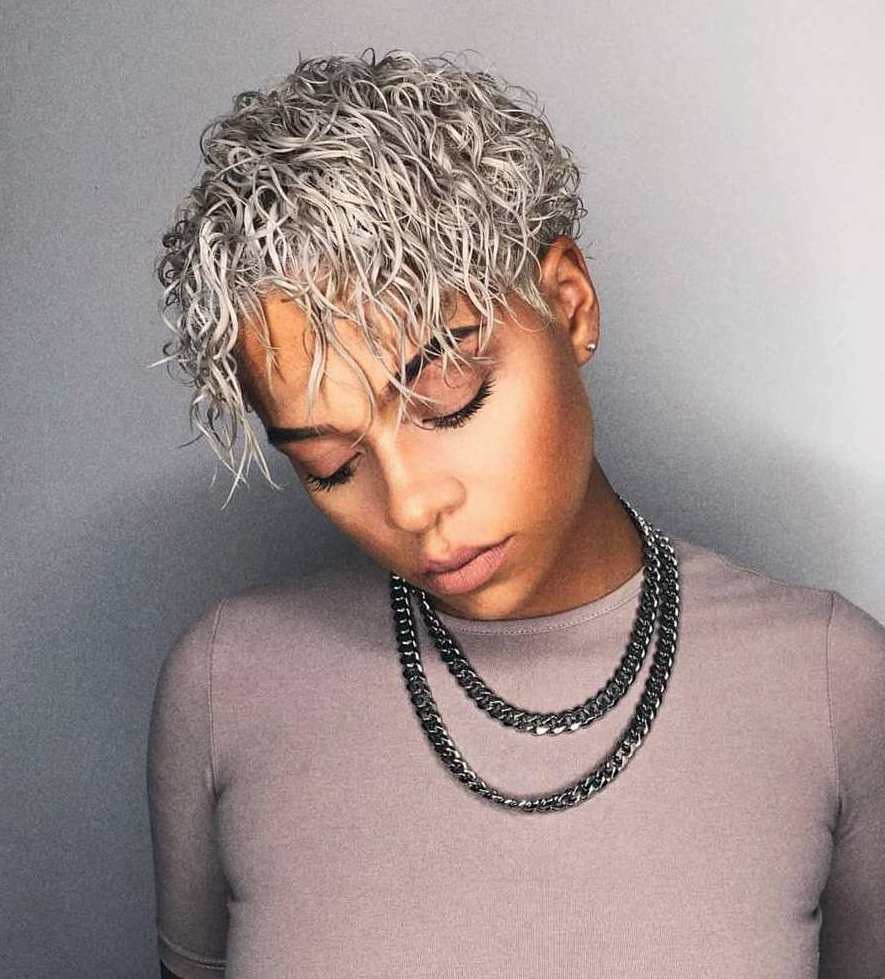50 preciosos peinados cortos rizados que te encantarán - Asesor de cabello