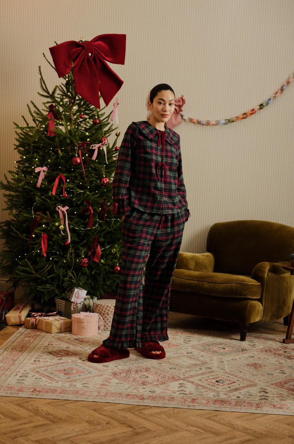 Relaxed Green and Red Plaid Pajamas for Holiday Comfort Relaxed Green and Red Plaid Pajamas for Holiday Comfort — Matching Christmas Outfits 2026