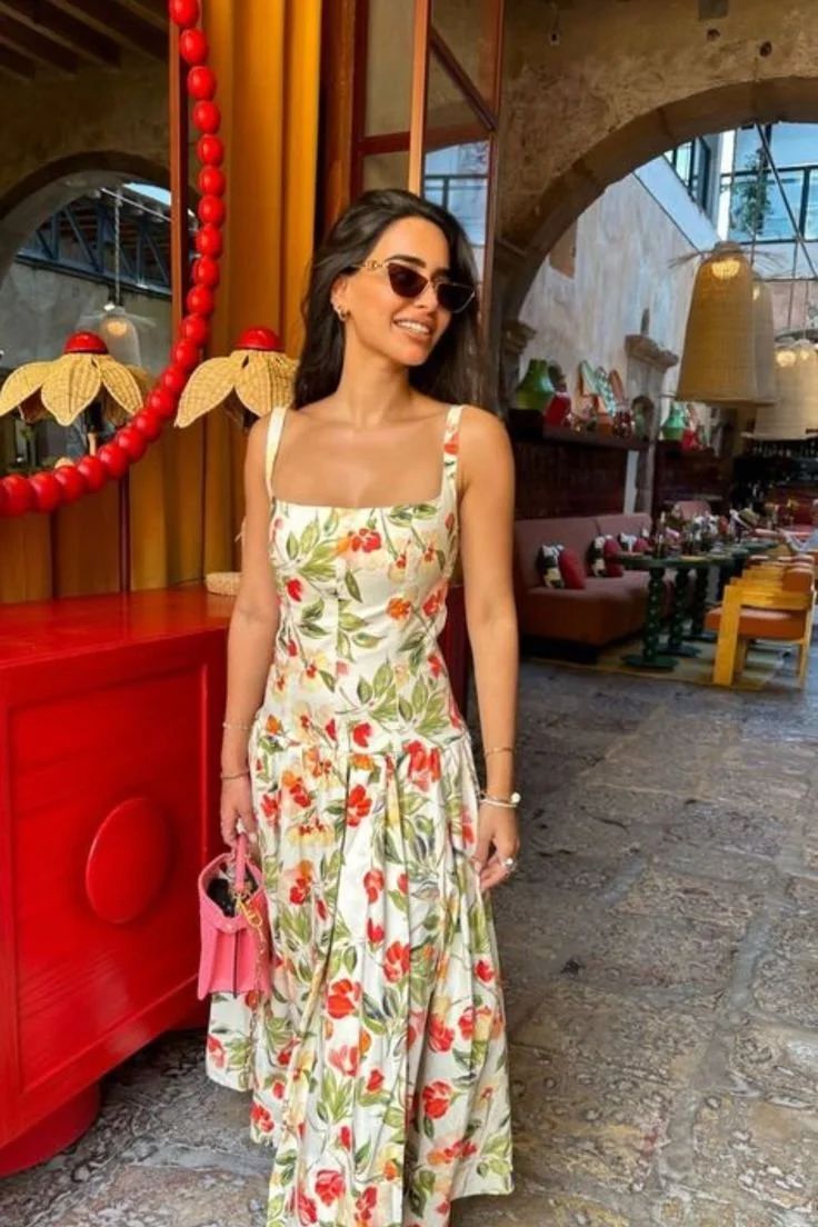 Bold Floral Print Spaghetti Strap Dress for Summer Day Out Bold Floral Print Spaghetti Strap Dress for Summer Day Out — Italy Outfits 2027