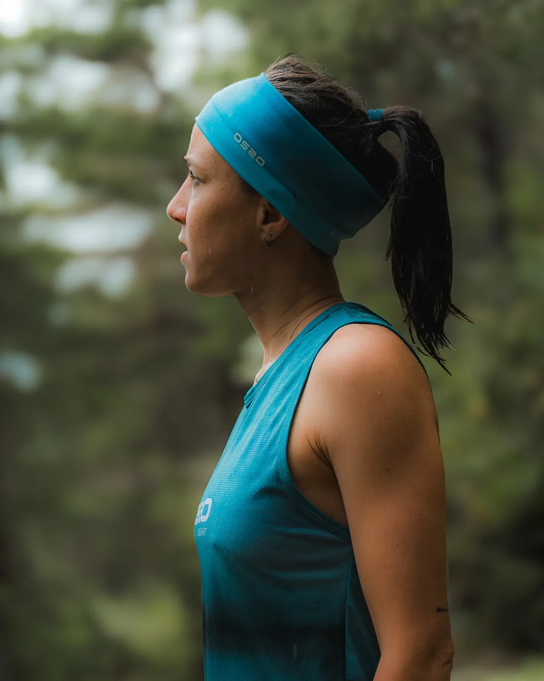 Teal Athletic Tank Top with Blue Headband for Intense Runs Teal Athletic Tank Top with Blue Headband for Intense Runs — Running Outfits for Women 2027
