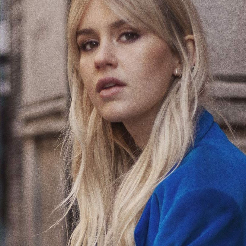 Golden Blonde With Highlights Visual Idea — Blonde Bangs 2027