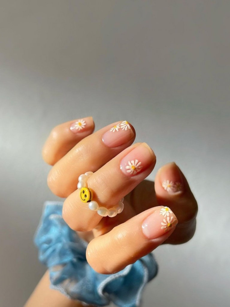 Daisy Motifs On Accent Nails Visual Idea Daisy Motifs On Accent Nails Visual Idea — Simple Summer Nails 2027
