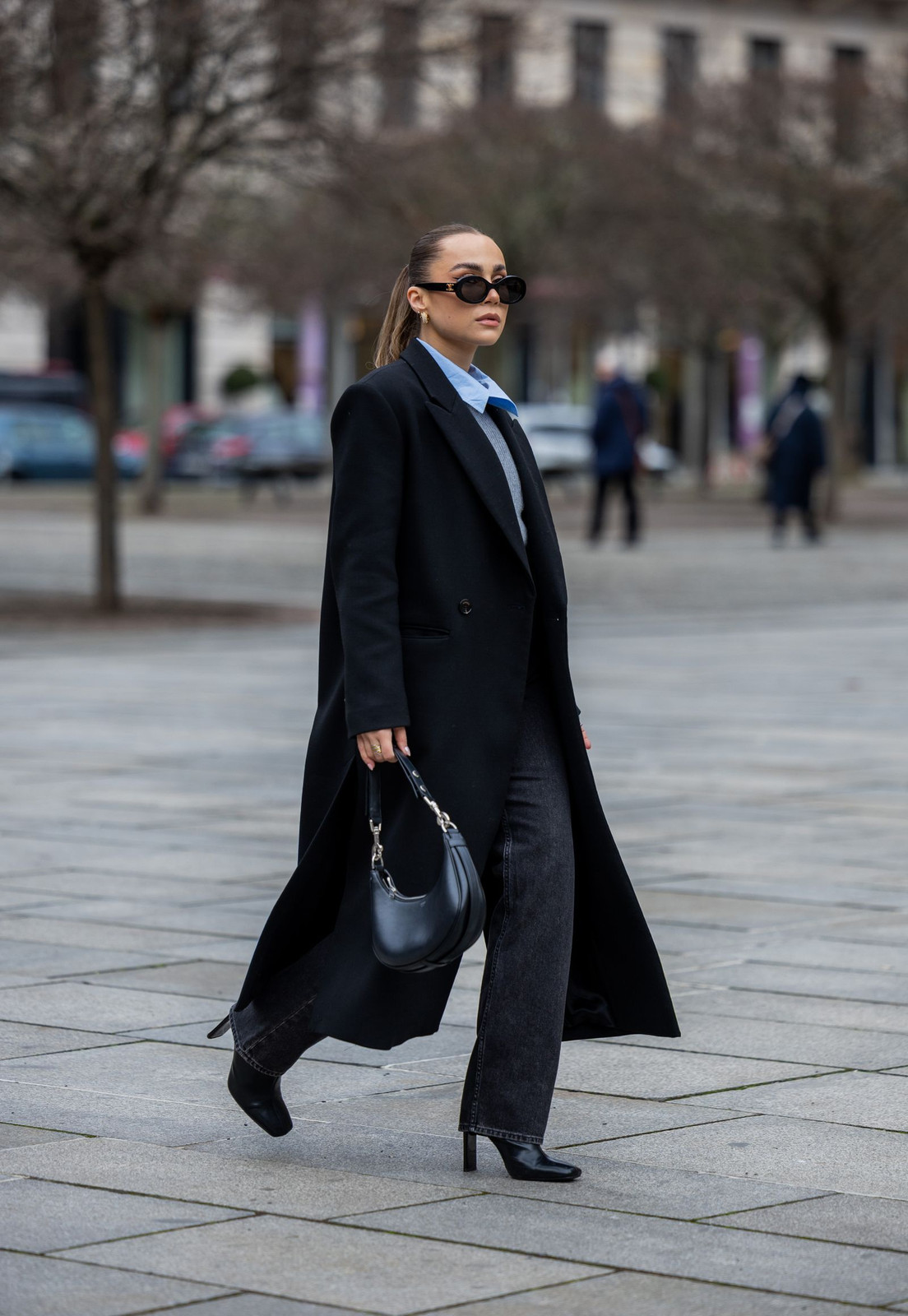 Oversized Black Wool Coat with Wide-Leg Jeans Oversized Black Wool Coat with Wide-Leg Jeans — Fall Capsule Wardrobe 2026