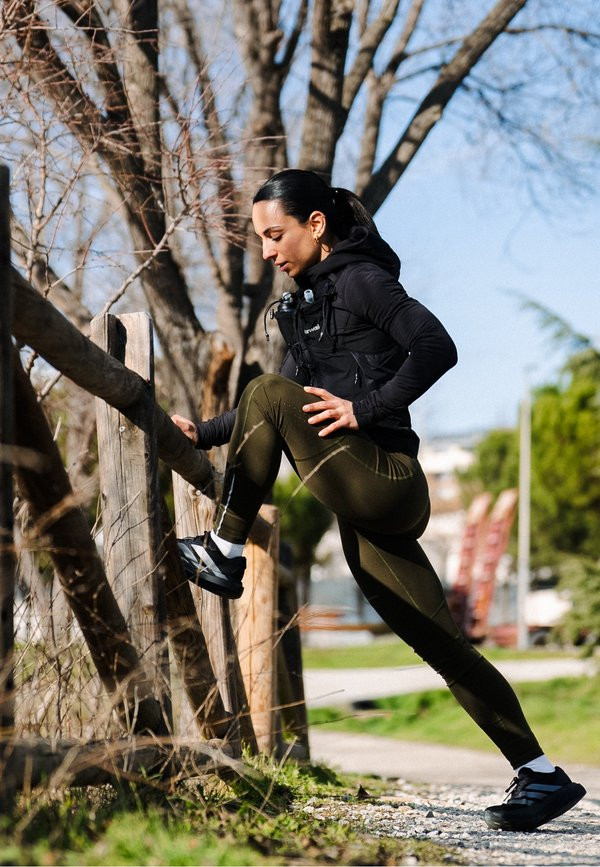 Olive Green Leggings and Black Utility Vest for Urban Running Olive Green Leggings and Black Utility Vest for Urban Running — Running Outfits for Women 2027