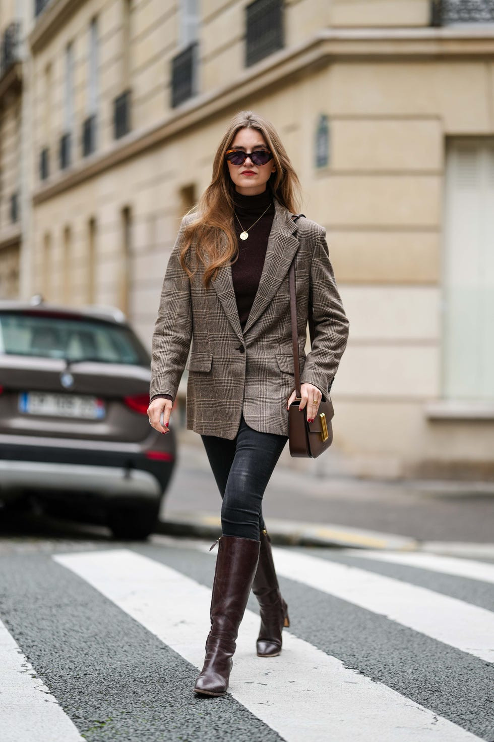 Black Skinny Jeans and Turtleneck with Plaid Blazer and Dark Brown Leather Boots Black Skinny Jeans and Turtleneck with Plaid Blazer and Dark Brown Leather Boots — Knee High Boots Outfits 2027