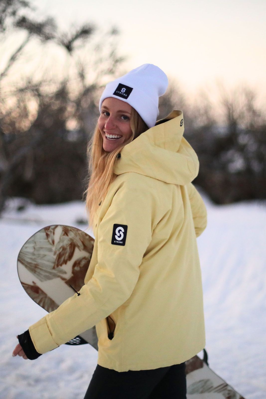 Oversized Light Yellow Ski Jacket with Black Accents Oversized Light Yellow Ski Jacket with Black Accents — Ski Outfits for Women 2027