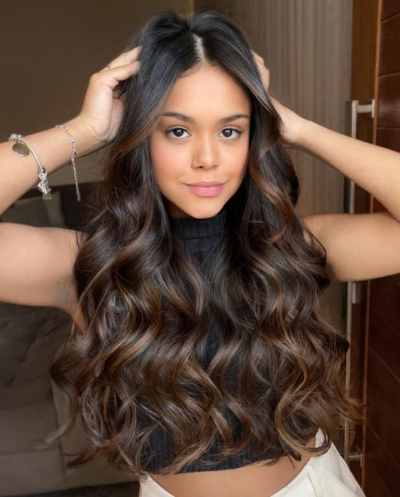 Natural-Looking Highlights Visual Idea Natural-Looking Highlights Visual Idea — Candlelit Brunette 2027