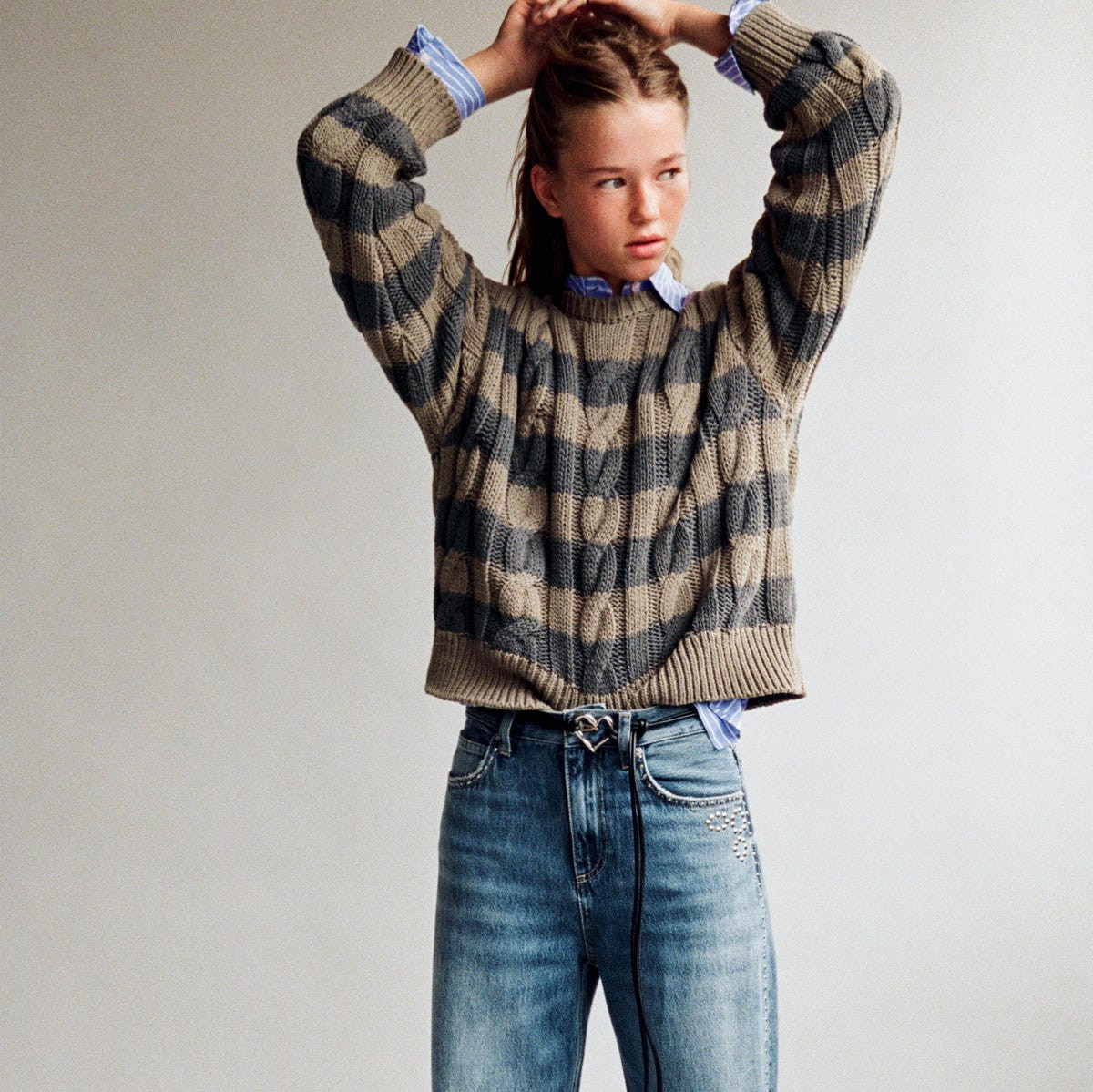 Layered Knitwear and Denim: Casual Comfort with a Chain Belt Accent Layered Knitwear and Denim: Casual Comfort with a Chain Belt Accent — Teen Outfits 2027