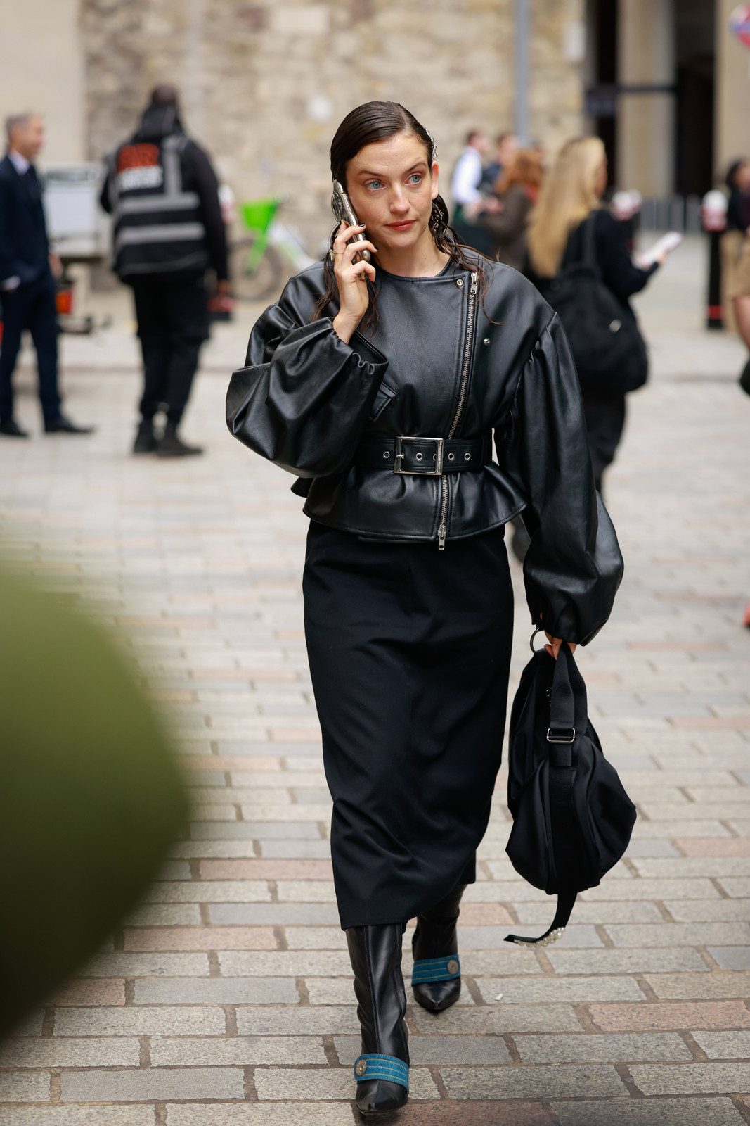 Camel Cape Jacket and Black Trousers: Minimalist Chic Camel Cape Jacket and Black Trousers: Minimalist Chic — Street Style Outfits 2027