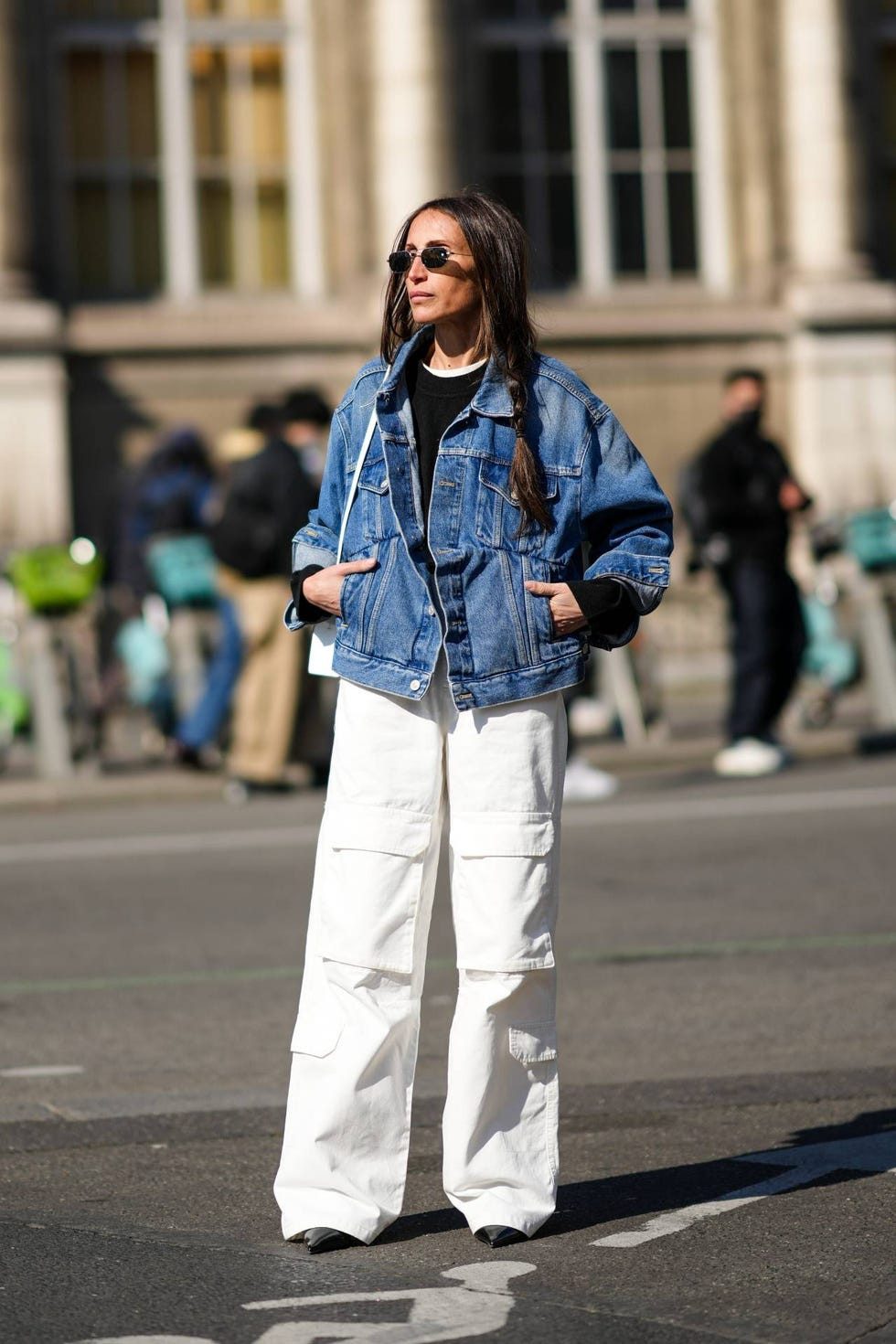 Street Style Ready: White Cargo Jeans with Denim Jacket Street Style Ready: White Cargo Jeans with Denim Jacket — White Jeans Outfits 2027