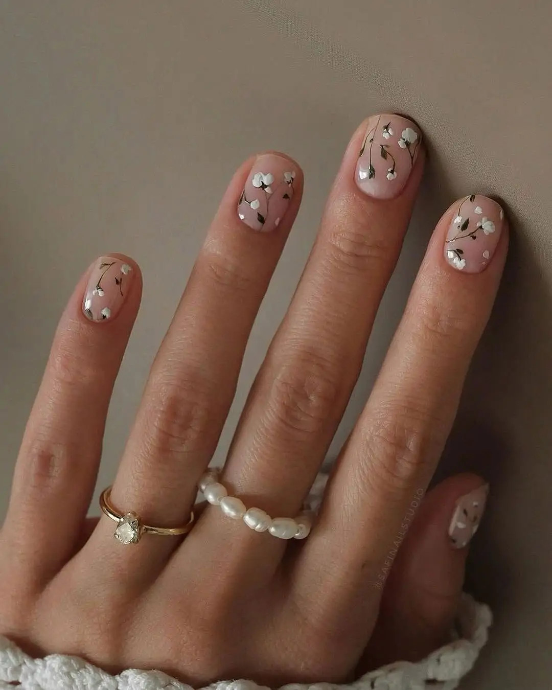 Dainty Floral Sprig Short Oval Nails Dainty Floral Sprig Short Oval Nails — Spring Nail Colors 2027