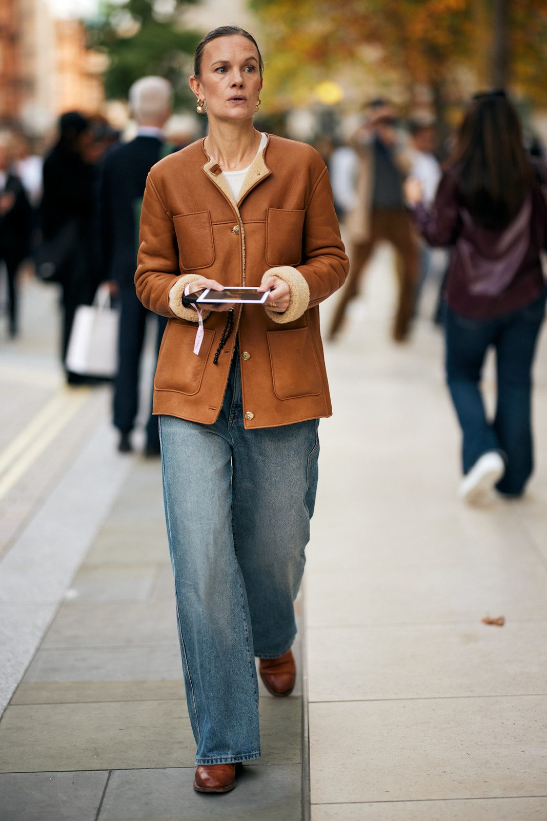 Shearling Jacket with Wide-Leg Jeans and Loafers Shearling Jacket with Wide-Leg Jeans and Loafers — London Outfits 2027