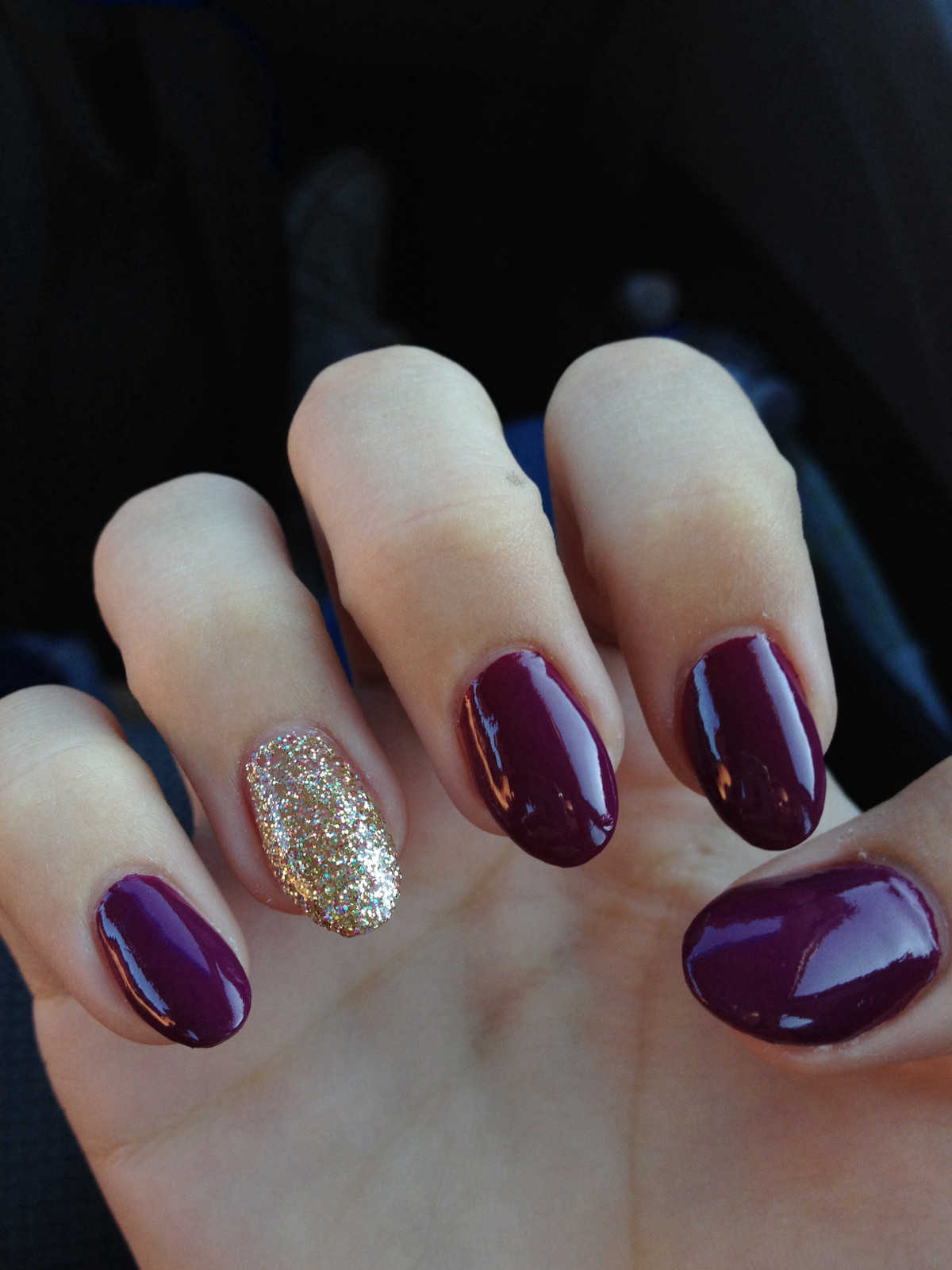 One Accent Nail With Gold Glitter Visual Idea One Accent Nail With Gold Glitter Visual Idea — Bridesmaid Nails 2027
