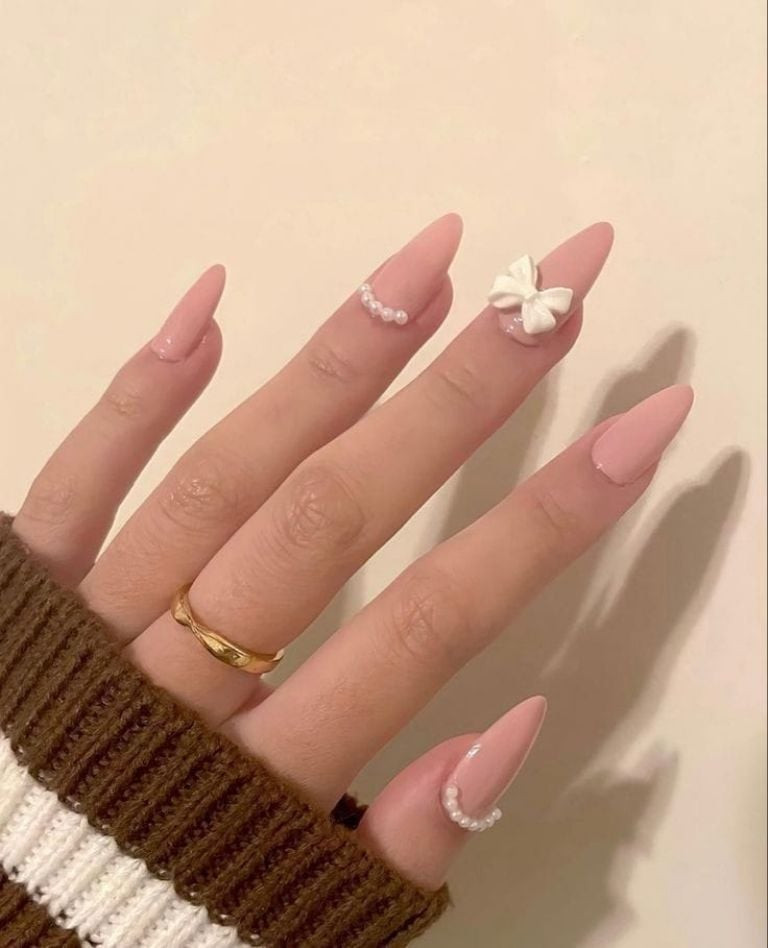 Pale Pink 3D White Bow Pearl Cuticle Nails Pale Pink 3D White Bow Pearl Cuticle Nails — Short Bow Nails 2027
