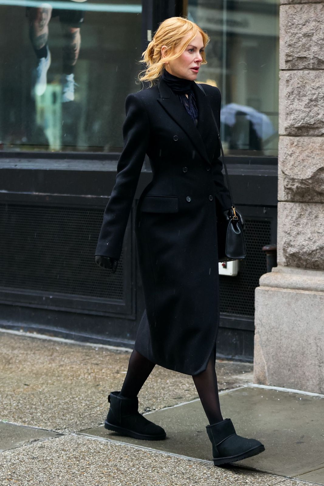 Sophisticated Monochromatic Black with Ugg Boots Sophisticated Monochromatic Black with Ugg Boots — Uggs Outfits 2027