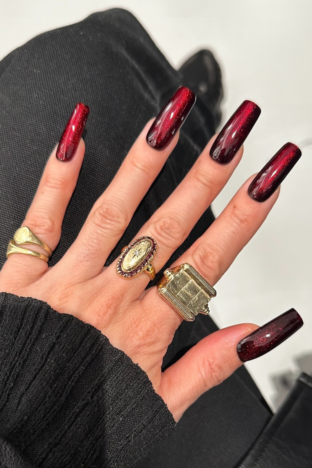 Cat-Eye Glitter Visual Idea Cat-Eye Glitter Visual Idea — Winter Red Nails 2027
