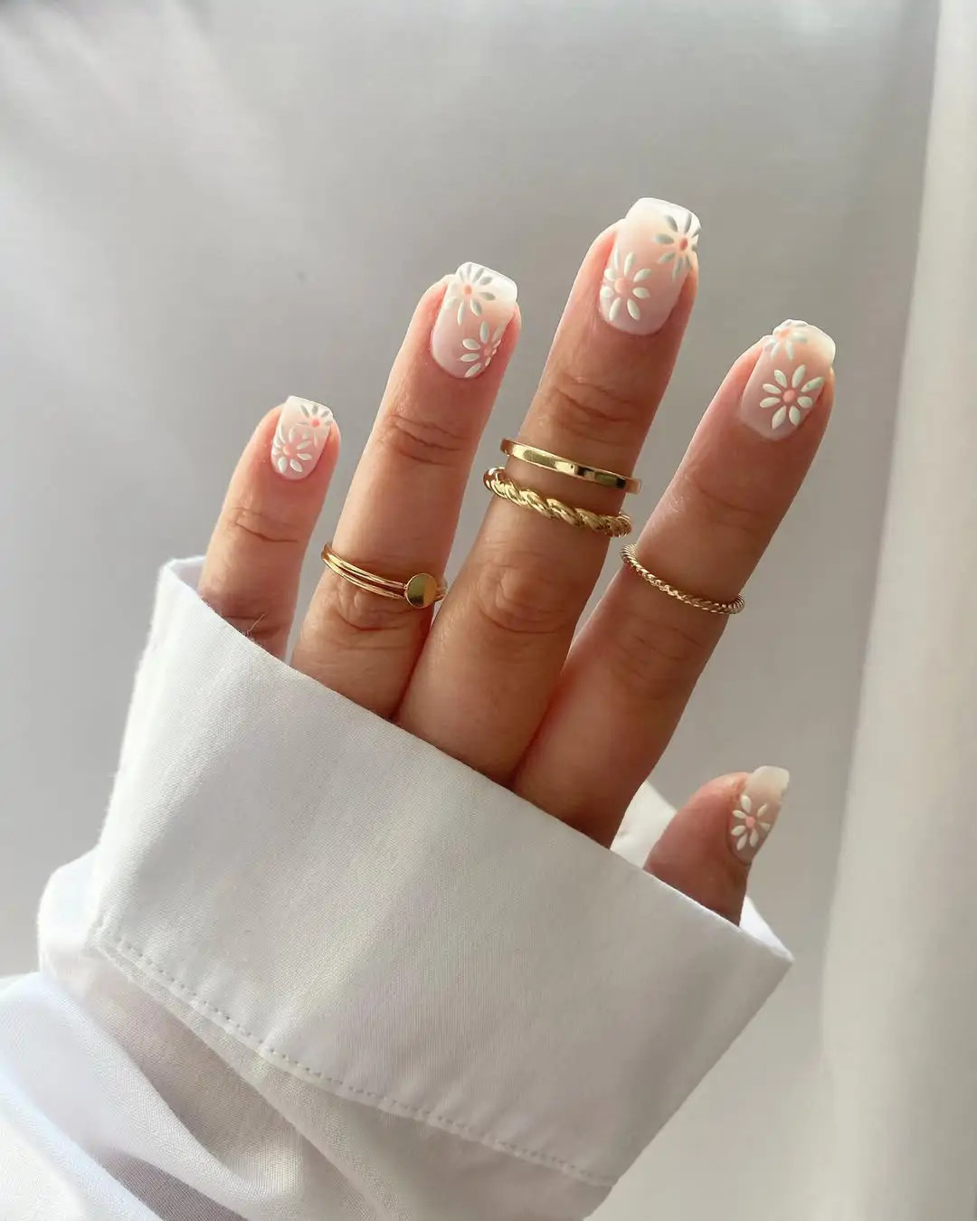 30 diseños de uñas acrílicas cortas para todos los gustos