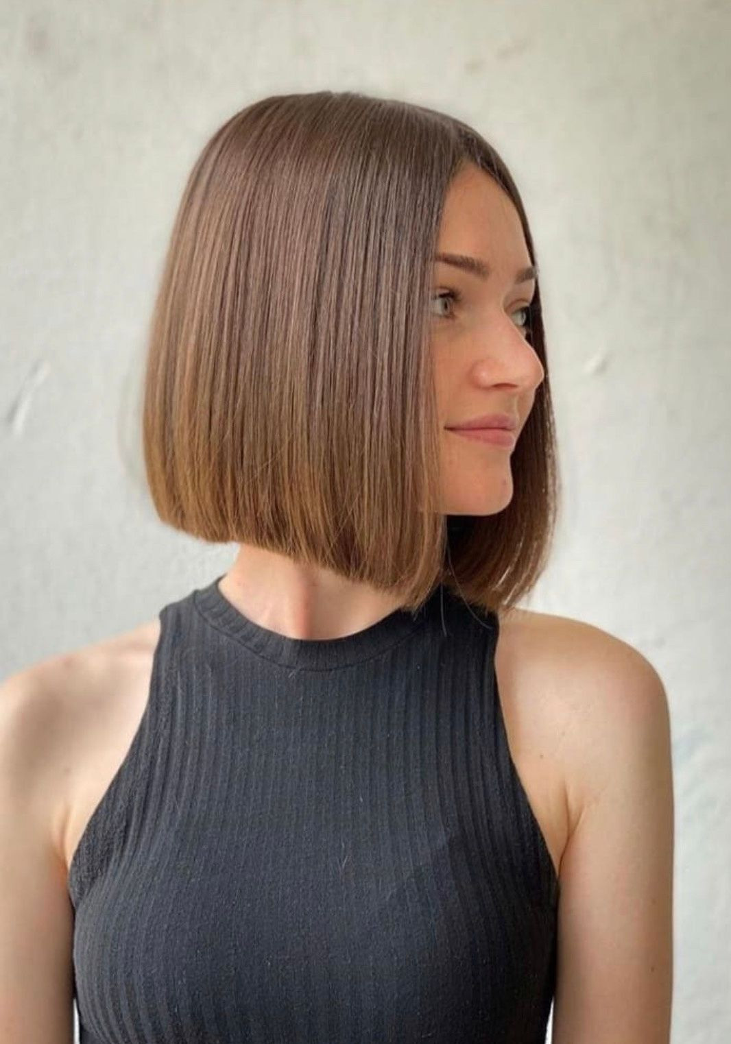 Brown With Blonde Highlights Chin Bob With Choppy Bangs and Waves Brown With Blonde Highlights Chin Bob With Choppy Bangs and Waves — Brown Bob 2027