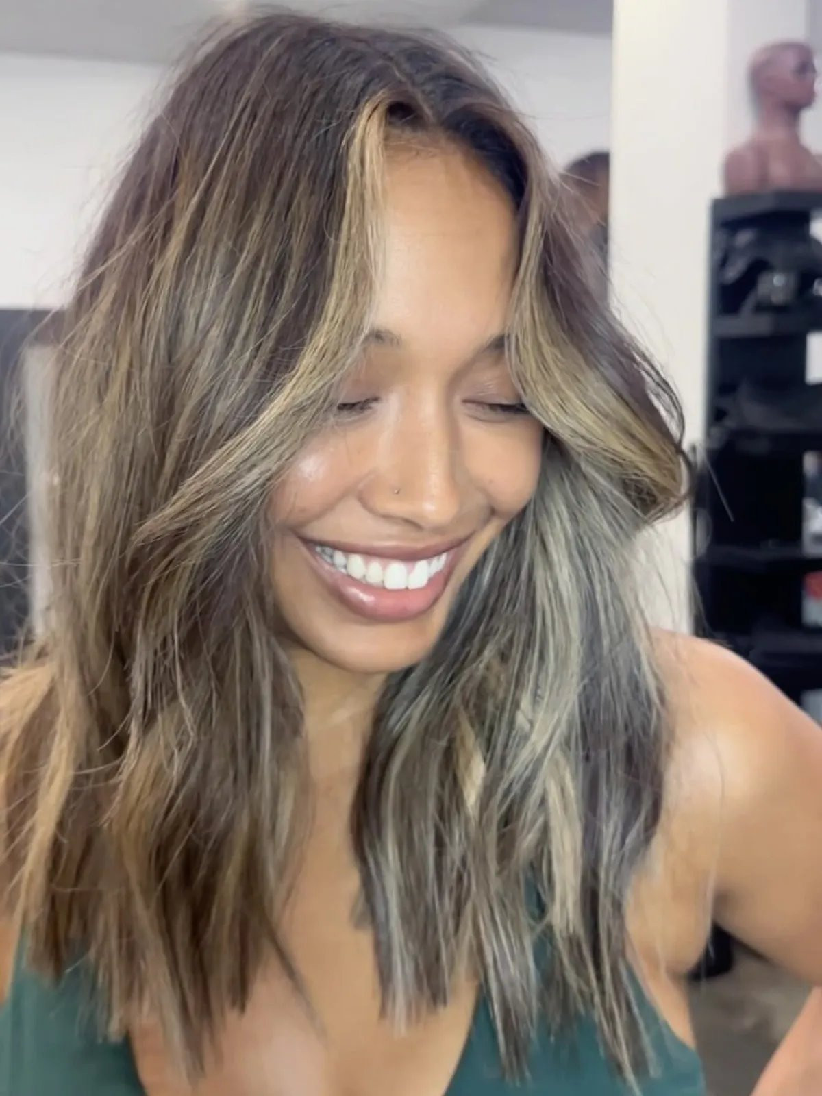 Collarbone Blowout With Face-Framing Highlights Collarbone Blowout With Face-Framing Highlights — Dark Blonde Hair 2027
