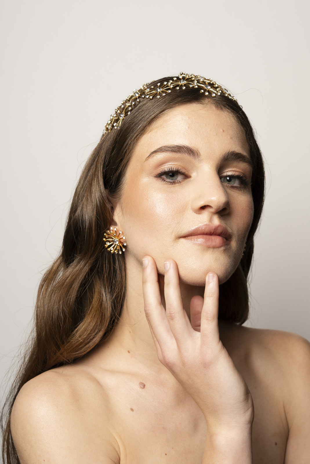 Loose Waves With Pearl & Crystal Headband — A Woman With Long Pearl Headband Hairstyles 2027
