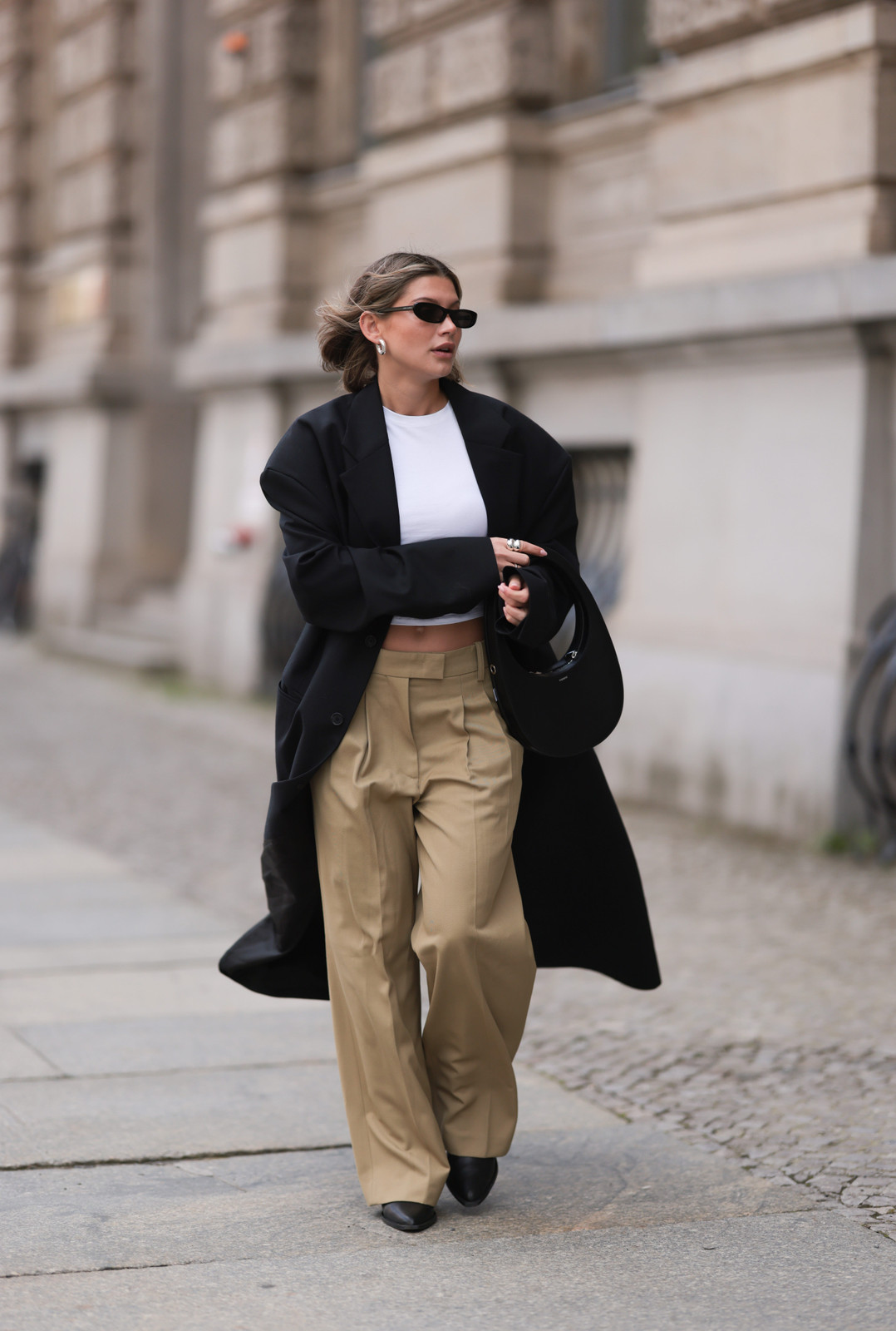 Street Style Chic: Beige Trousers with Oversized Blazer Street Style Chic: Beige Trousers with Oversized Blazer — Wide Leg Pants Outfits 2027