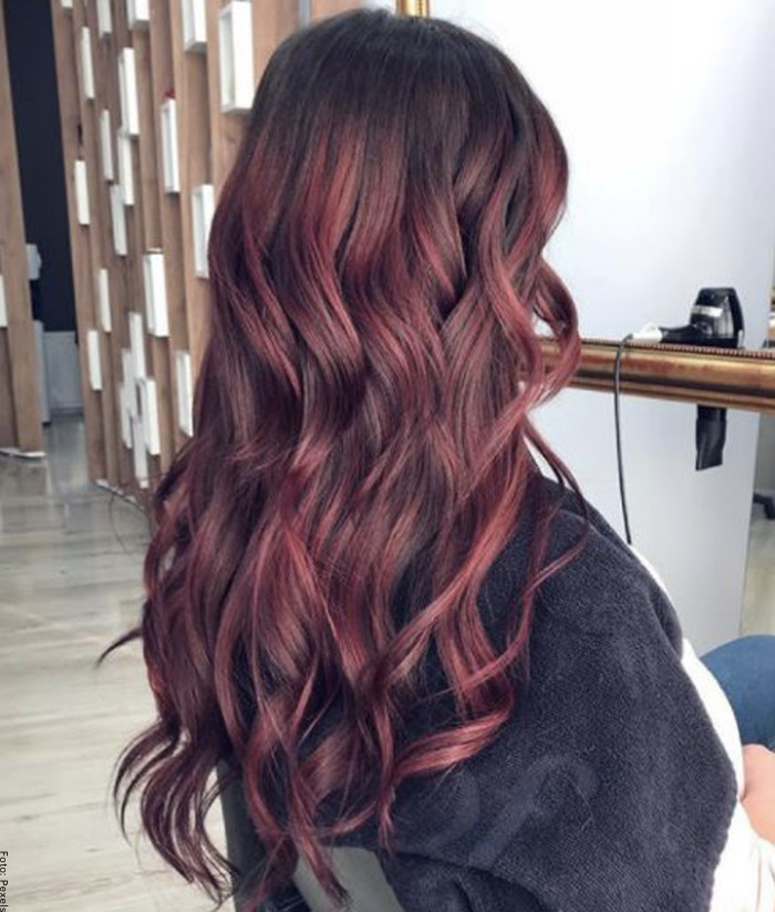 Collarbone Layers Rich Burgundy Waves Collarbone Layers Rich Burgundy Waves — Mulled Wine Hair 2027