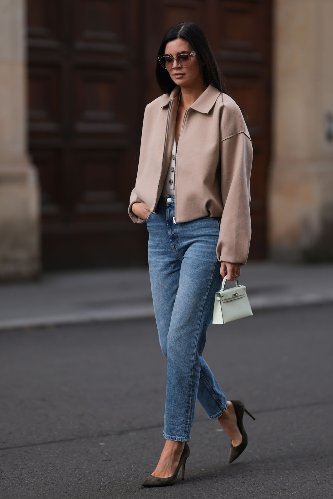 Smart Casual with Beige Cropped Jacket and Suede Pumps Smart Casual with Beige Cropped Jacket and Suede Pumps — Skinny Jeans Outfits 2027