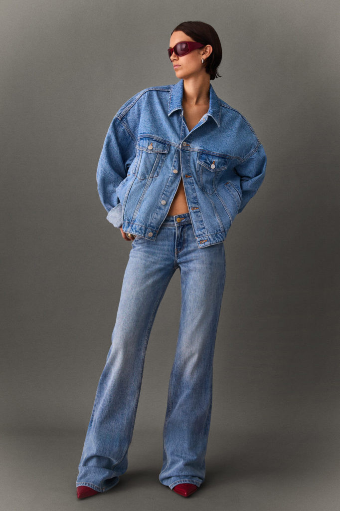 Skinny Flare Jeans with Oversized Denim Jacket and Heels Skinny Flare Jeans with Oversized Denim Jacket and Heels — Skinny Flare Pants Outfits 2027