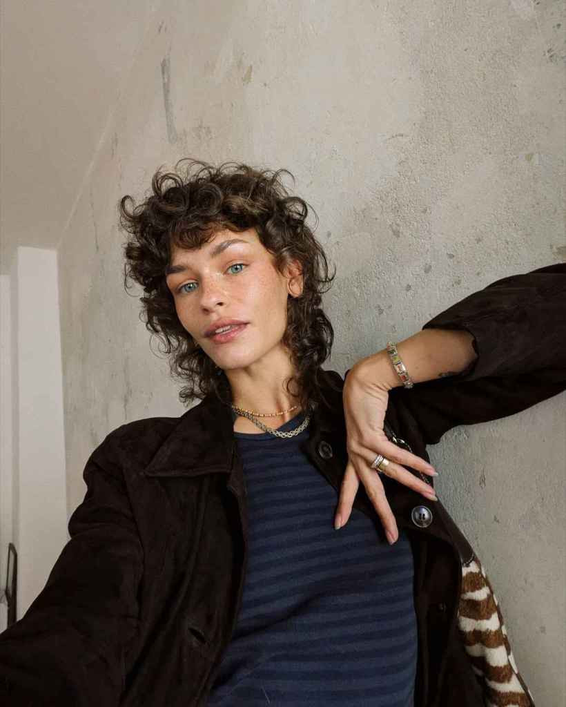 Collarbone Textured Shag With Curtain Bangs Collarbone Textured Shag With Curtain Bangs — Haircuts 2027 for Wavy Hair