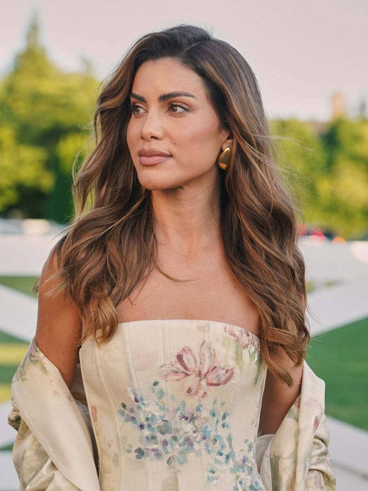 Visual Idea — This Is A Front View Of A Woman'S Wavy — Caramel Brunette 2027