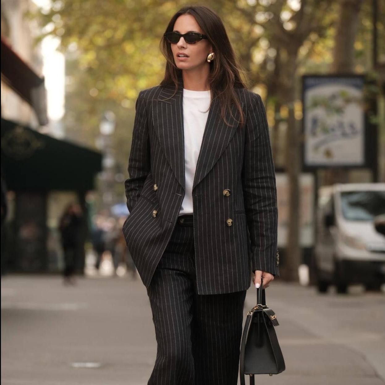 Oversized Pinstripe Blazer with White T-Shirt for a Modern Interview Oversized Pinstripe Blazer with White T-Shirt for a Modern Interview — Winter Interview Outfits 2027